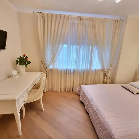 On Hryshka Street Apartment Kyiv