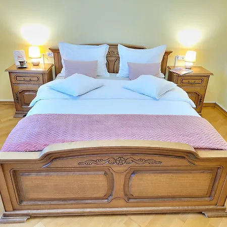 On Hryshka Street Apartment Kyiv